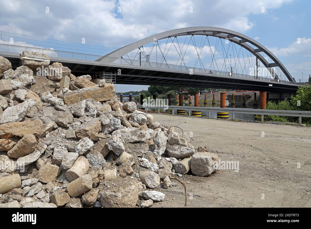 Baufeld für den Brückenbau Auf einer Baustelle an der Karl-Lehr-Brücke in Duisburg ist ein Großes Baufeld mit zahlreichen schweren Baumaschinen wie Bagger und Radlader zu sehen. Des weiteren werden große Erdbewegungen ausgeführt und Fundamente für die spätere Verschiebung der Brücke zum endgültigen Standort gebaut. Zusätzlich finden Sondierungsarbeiten statt, um alte Kampfmittel rechtzeitig zu erkennen. Duisburg Nordrhein-Westfalen Deutschland Ruhrort *** chantier pour la construction du pont Un grand chantier avec de nombreuses machines de construction lourdes telles que des excavatrices et WHE Banque D'Images