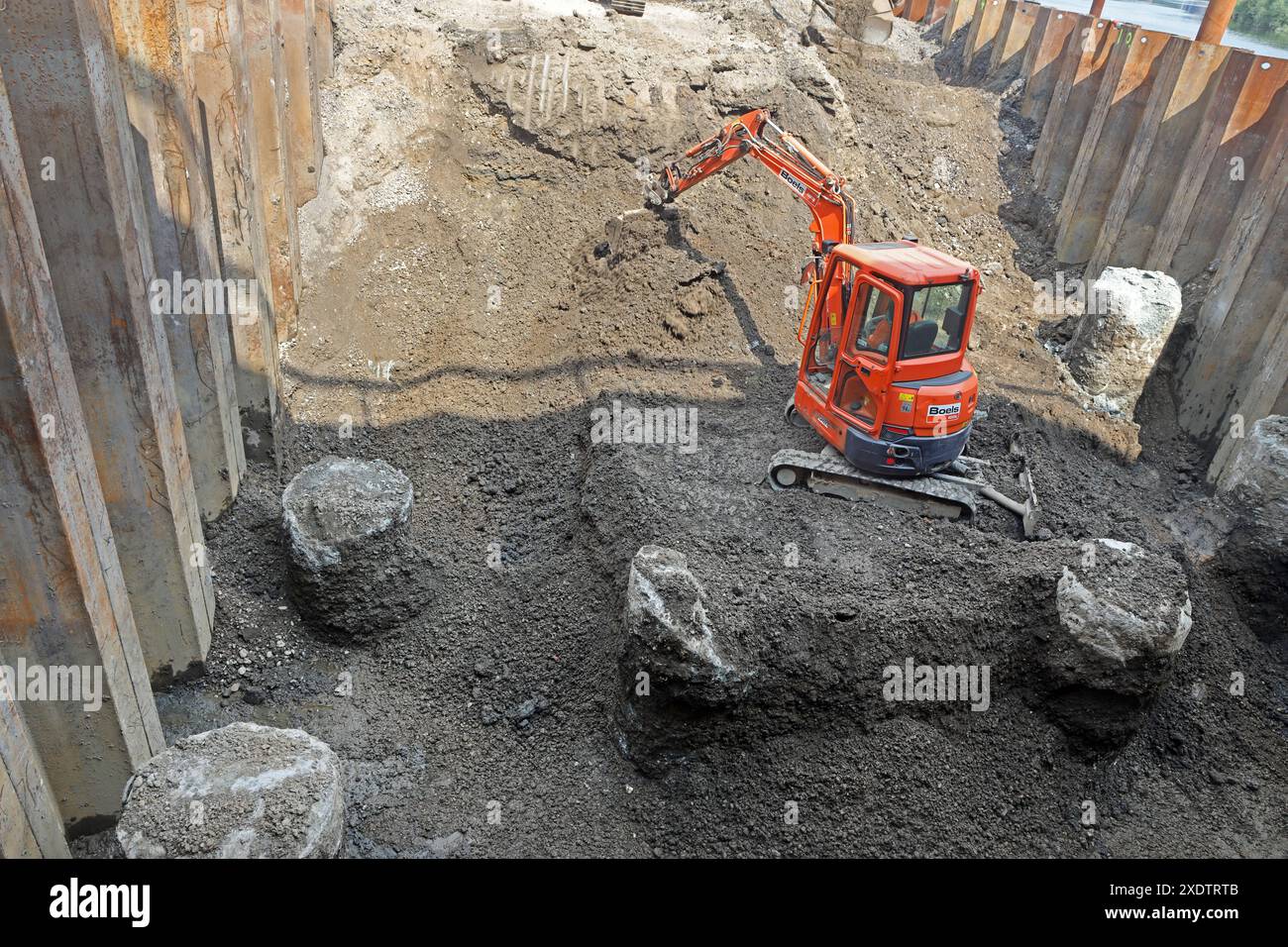 Baufeld für den Brückenbau Auf einer Baustelle an der Karl-Lehr-Brücke in Duisburg ist ein Großes Baufeld mit zahlreichen schweren Baumaschinen wie Bagger und Radlader zu sehen. Des weiteren werden große Erdbewegungen ausgeführt und Fundamente für die spätere Verschiebung der Brücke zum endgültigen Standort gebaut. Zusätzlich finden Sondierungsarbeiten statt, um alte Kampfmittel rechtzeitig zu erkennen. Duisburg Nordrhein-Westfalen Deutschland Ruhrort *** chantier pour la construction du pont Un grand chantier avec de nombreuses machines de construction lourdes telles que des excavatrices et WHE Banque D'Images