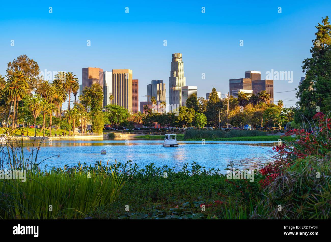Horizon du centre-ville de Los Angeles en Californie pendant le coucher du soleil depuis Echo Lake Park Banque D'Images