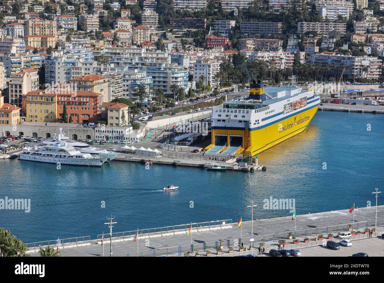 Nice, France. 23 juin 2024 : vue sur Port Lympia dans la vieille ville avec des yachts et un ferry Corsica Ferries. Le Conseil d'État, juridiction administrative suprême, a rendu un verdict rejetant définitivement la nature juridique du pilotage maritime comme étant "une redevance pour services rendus", suite à une demande de Corsica Ferries visant à annuler un décret relatif aux coûts d'une station pilote en Corse. La compensation des pilotes a toujours été controversée dans de nombreux ports du monde entier. Crédit : Kevin Izorce/Alamy Live News Banque D'Images