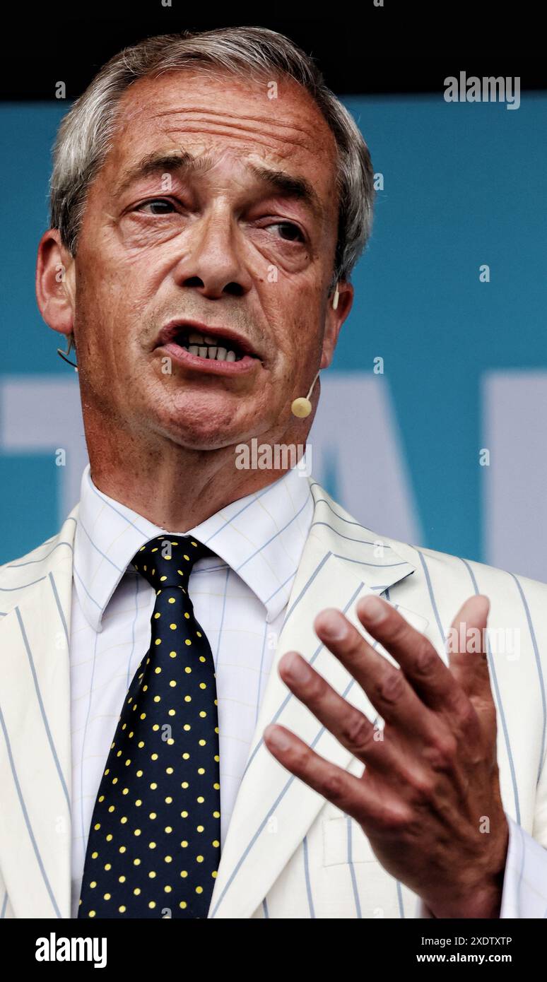 Trago Mills, Newton Abbot, Devon, Royaume-Uni. 24 juin 2024. Elections générales 2024 : campagne de réforme britannique avec Nigel Farage à Trago Mills, Newton Abbot, Devon. Crédit : Nidpor/Alamy Live News Banque D'Images