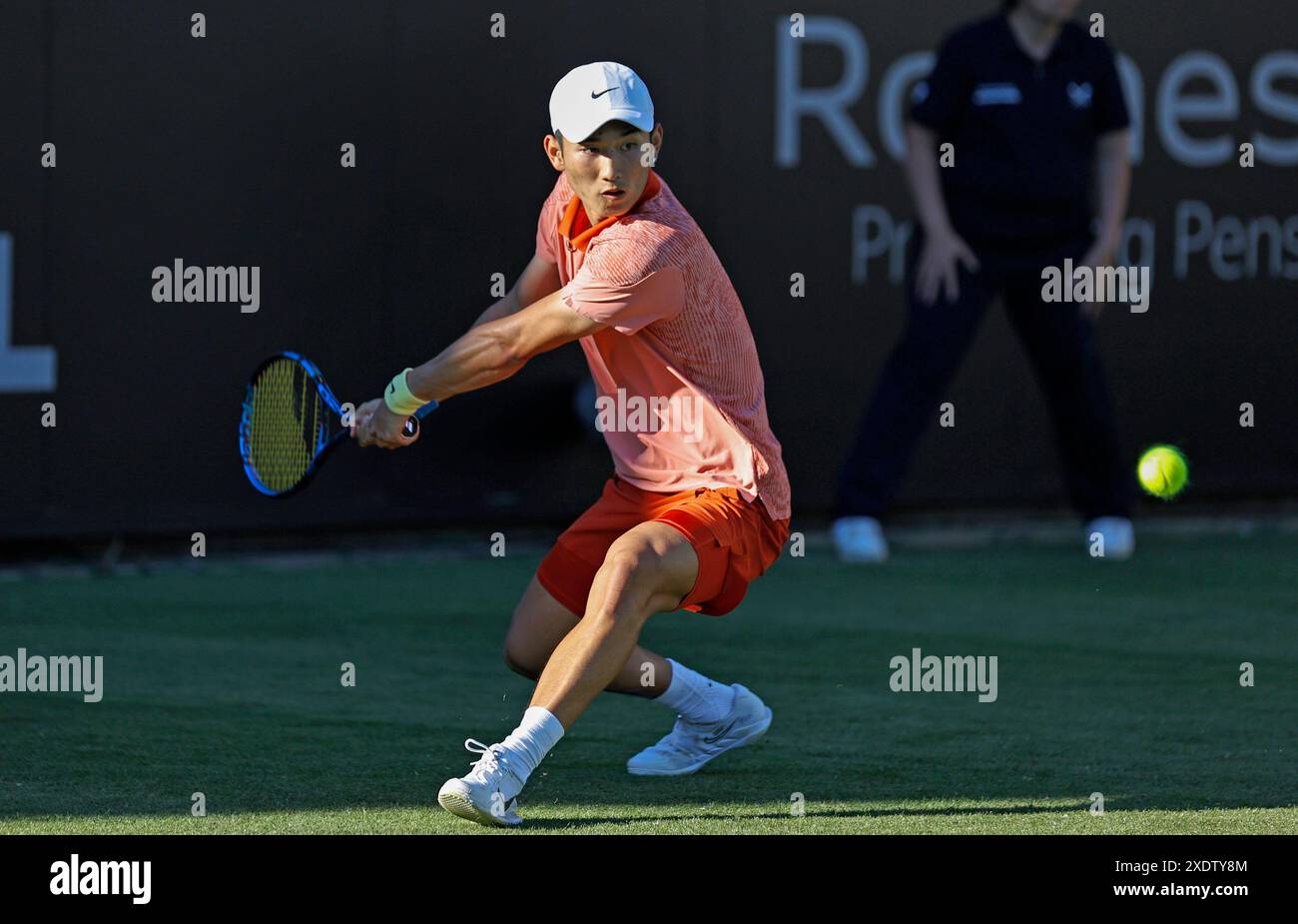 Eastbourne, East Sussex, Royaume-Uni. 24 juin 2024 ; Devonshire Park, Eastbourne, East Sussex, Angleterre : Rothesay International Eastbourne, jour 1 ; Juncheng Shang (CHN) joue un revers contre Tomas Martin Etchverry (ARG) crédit : action plus Sports images/Alamy Live News Banque D'Images