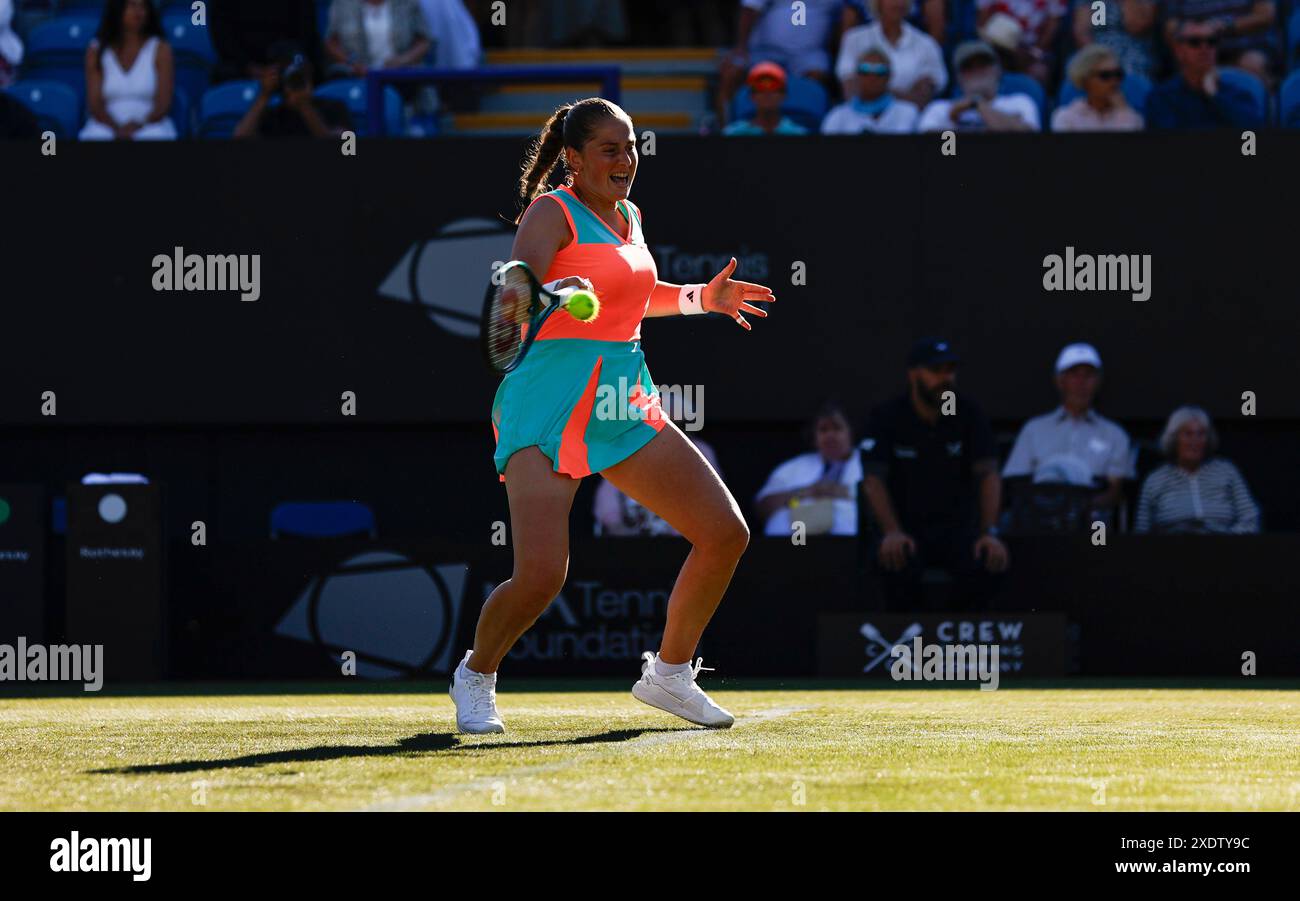 Eastbourne, East Sussex, Royaume-Uni. 24 juin 2024 ; Devonshire Park, Eastbourne, East Sussex, Angleterre : Rothesay International Eastbourne, jour 1, Jelena Ostapenko (LAT) joue un coup de main contre Greet Minnen (bel) crédit : action plus Sports images/Alamy Live News Banque D'Images