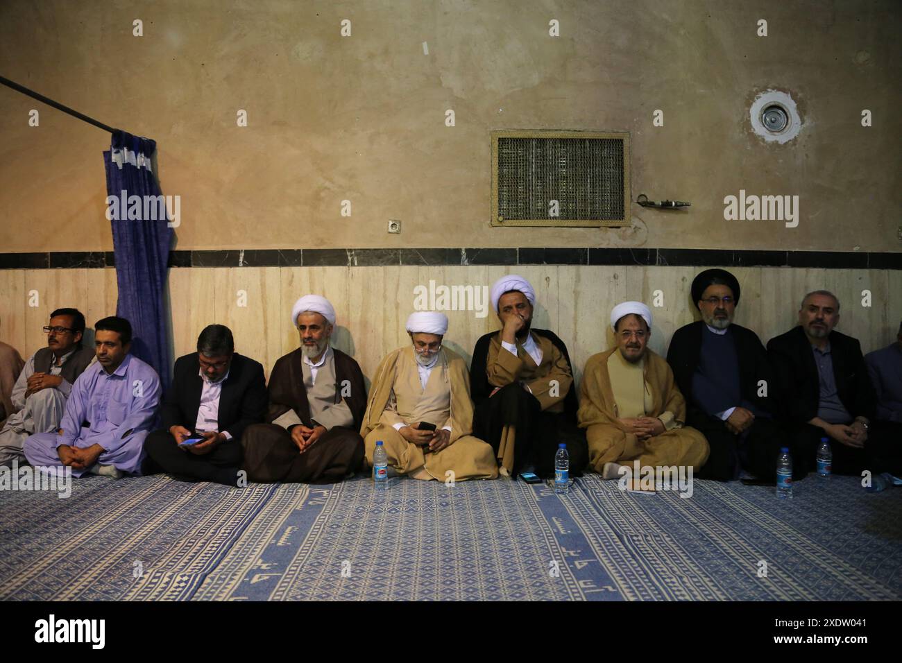 Téhéran, Iran. 24 juin 2024. Des religieux iraniens assistent à la réunion de campagne électorale du candidat réformiste iranien Masoud Pezeshkian pour l'élection présidentielle iranienne de juin 28 au Jamaran Hussainiya à Téhéran. Après l'accident d'hélicoptère qui a causé la mort du président Ebrahim Raisi et de sept autres personnes le 19 mai, l'Iran se prépare pour une élection à venir. Crédit : ZUMA Press, Inc/Alamy Live News Banque D'Images