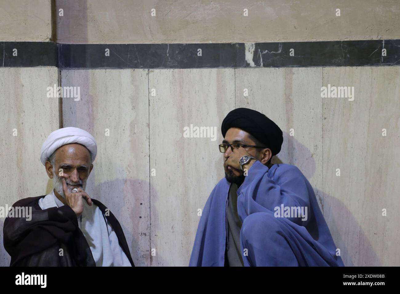 Téhéran, Iran. 24 juin 2024. Des religieux iraniens assistent à la réunion de campagne électorale du candidat réformiste iranien Masoud Pezeshkian pour l'élection présidentielle iranienne de juin 28 au Jamaran Hussainiya à Téhéran. Après l'accident d'hélicoptère qui a causé la mort du président Ebrahim Raisi et de sept autres personnes le 19 mai, l'Iran se prépare pour une élection à venir. Crédit : ZUMA Press, Inc/Alamy Live News Banque D'Images