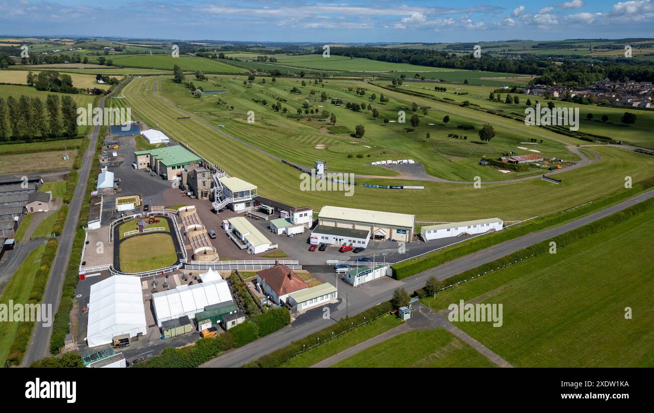 Vue aérienne par drone de Kelso Race course et Kelso golf course, Kelso, Scottish Borders, Royaume-Uni Banque D'Images