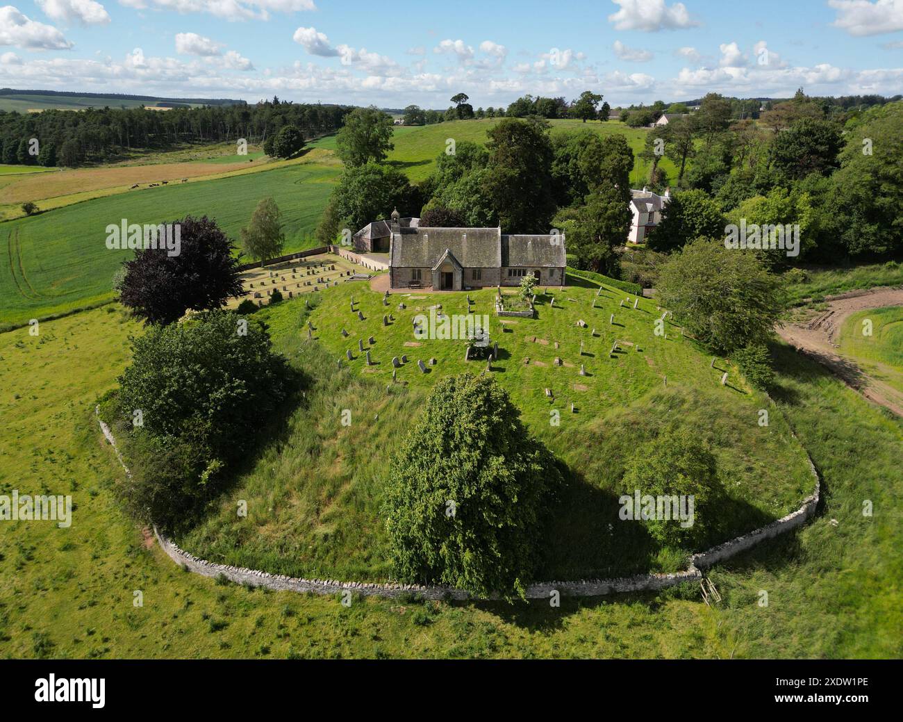 Vue aérienne de l'église de Linton, Linton Village, Morebattle, Écosse Banque D'Images