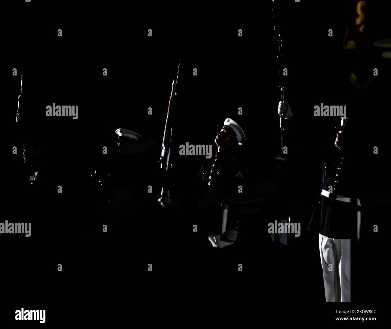 Les Marines avec le Marine corps Silent Drill Platoon, exécutent leur séquence « longue ligne » lors d’une parade en soirée lors d’une parade en soirée à Marine Barracks Washington, DC, le 21 juin 2024. Le responsable hôte de la soirée était le général Eric M. Smith​, 39e commandant du corps des Marines, et l'invité d'honneur était le général Yasunori Morishita​, chef d'état-major de la Force d'autodéfense terrestre du Japon. (Photo du corps des Marines des États-Unis par le caporal Iyer P. Ramakrishna) Banque D'Images