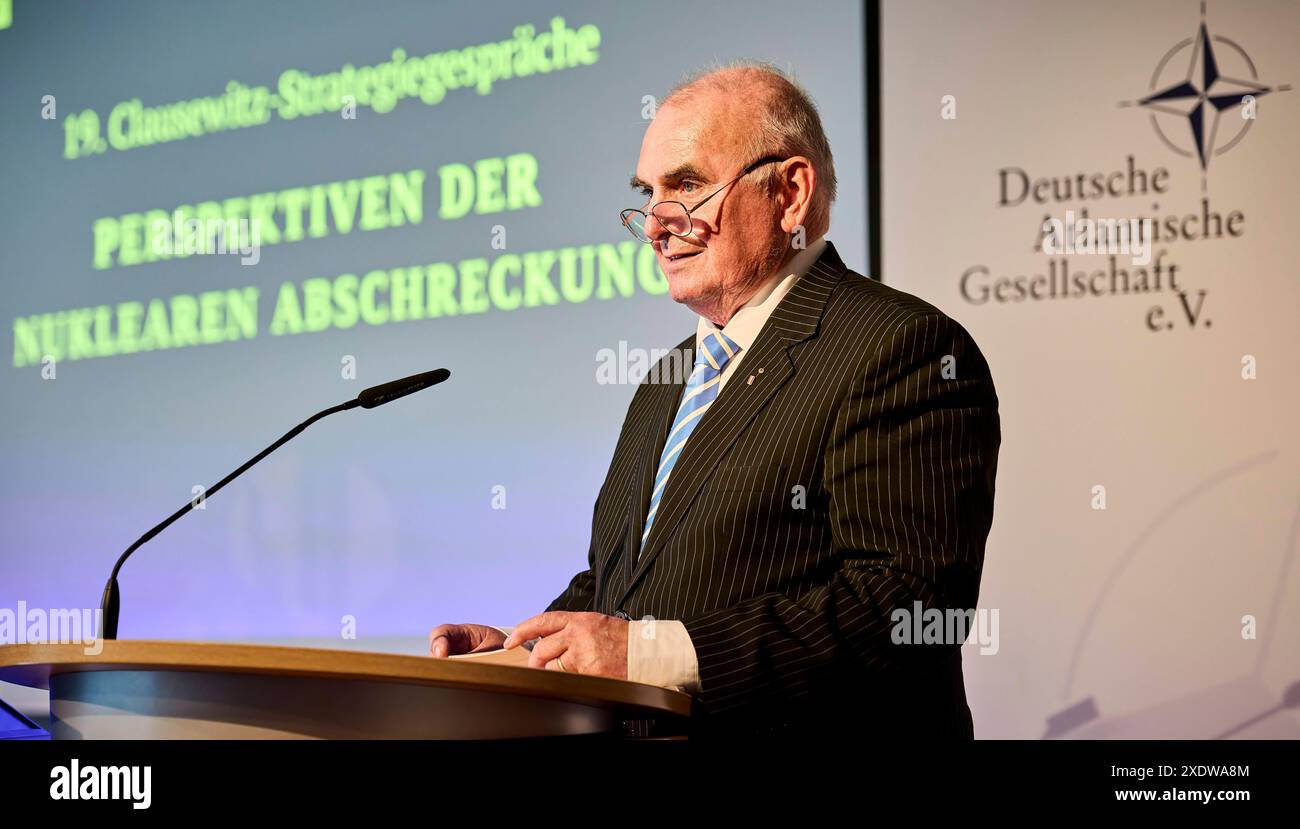 Carsten Jacobson - Clausewitz-Strategiegespräche : Perspektiven der Nuklearen Abschreckung EUR, Deutschland, Berlin, 24.06.2024 : Clausewitz-Strategiegespräche - Perspektiven der Nuklearen Abschreckung. Carsten Jacobson - Generalleutnant A.D. und Präsident der Clausewitz-Gesellschaft eröffnet die 19. Clausewitz-Strategiegespräche - eine Kooperation der Clausewitz-Gesellschaft und der Deutschen Atlantischen Gesellschaft in der Landesvertretung Sachsen-Anhalt beim Bund, erörtern das Thema : Nukleare Abschreckung, zuverlässig - wenn ja, wie Der russische Angriffskrieg und die Androhung eines atomare Banque D'Images