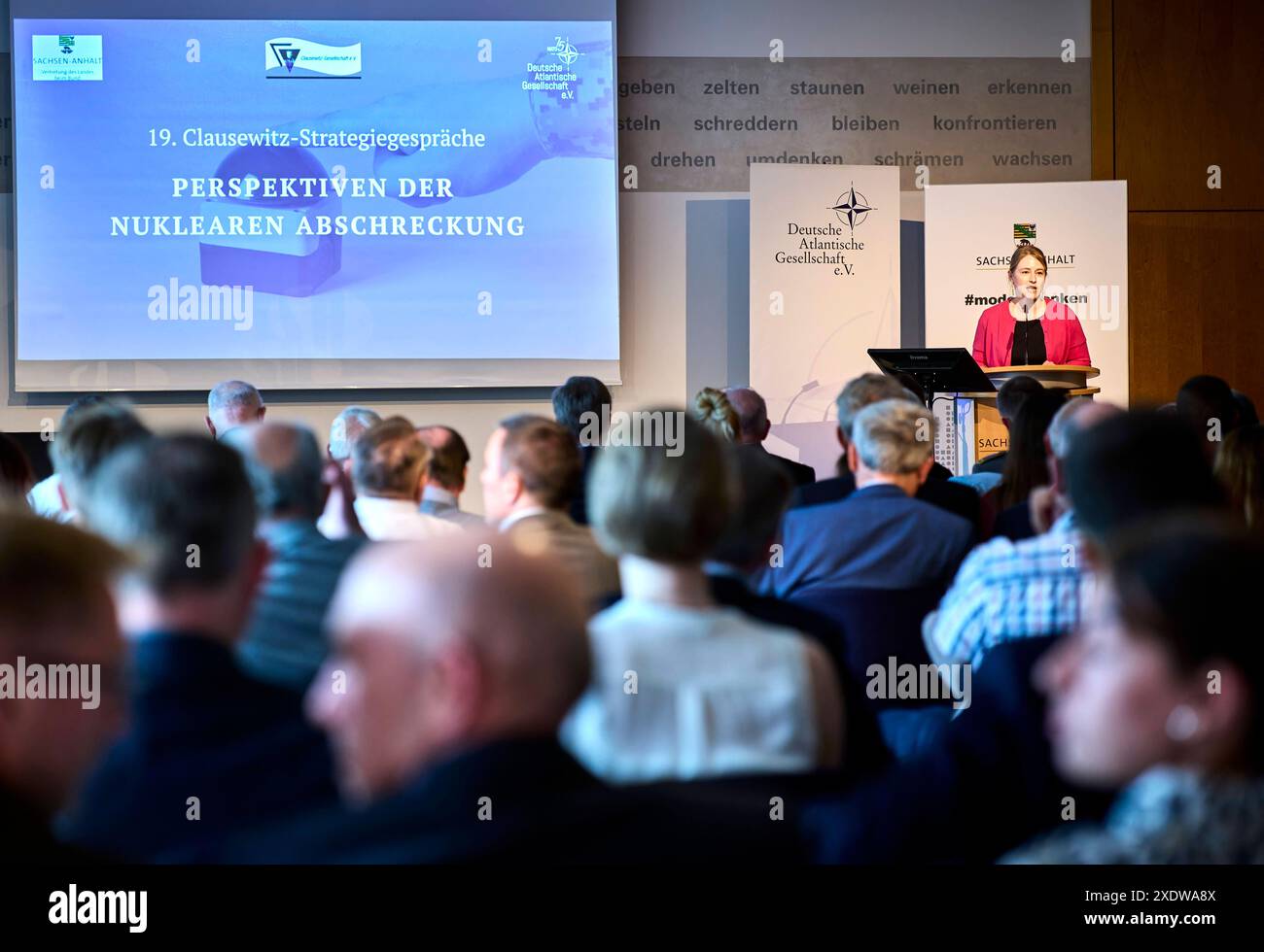 Simone Großner - Clausewitz-Strategiegespräche : Perspektiven der Nuklearen Abschreckung EUR, Deutschland, Berlin, 24.06.2024 : Clausewitz-Strategiegespräche - Perspektiven der Nuklearen Abschreckung. Simone Großner - Staatssekretärin für Bundes- und Europaangelegenheiten und Bevollmächtigte des Landes Sachsen-Anhalt beim Bund eröffnet die 19. Clausewitz-Strategiegespräche - eine Kooperation der Clausewitz-Gesellschaft und der Deutschen Atlantischen Gesellschaft in der Landesvertretung Sachsen-Anhalt beim Bund, erörtern das Thema : Nukleare Abschreckung, zuverlässig - wenn ja, wie Der russische A Banque D'Images