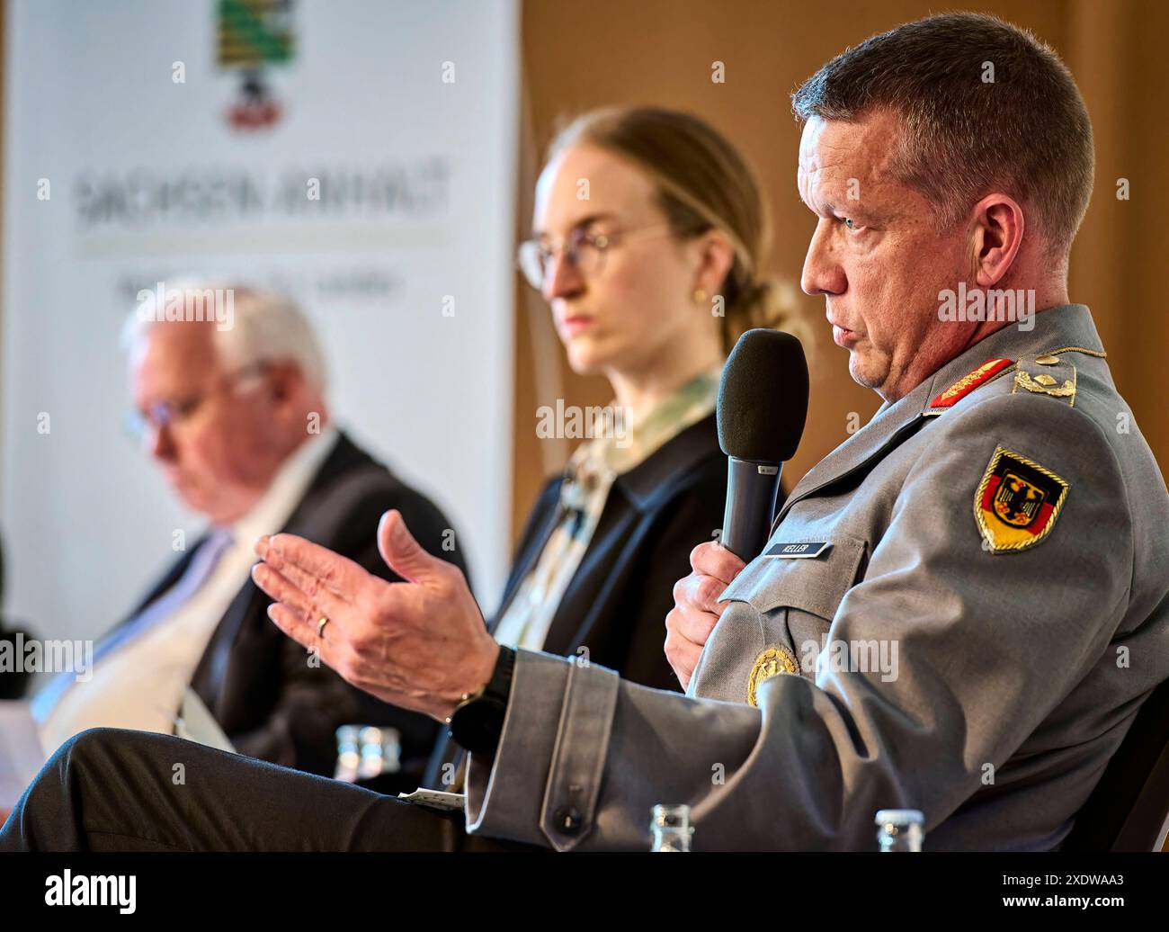 Clausewitz-Strategiegespräche : Perspektiven der Nuklearen Abschreckung EUR, Deutschland, Berlin, 24 juin 2024 : V.l.n.r. Michael Rühle - ehemaliger Leiter der Climate and Energy Security section der NATO, Lydia Wachs - Nuklearexpertin und Maik Keller, Brigadegeneral Ual Pol i im BMVg. Matrice 19. Clausewitz-Strategiegespräche - eine Kooperation der Clausewitz-Gesellschaft und der Deutschen Atlantischen Gesellschaft in der Landesvertretung Sachsen-Anhalt beim Bund, erörtern das Thema : Nukleare Abschreckung, zuverlässig - wenn ja, wie Der russische Angriffskrieg und die Androhung eines atomaren Erstsch Banque D'Images