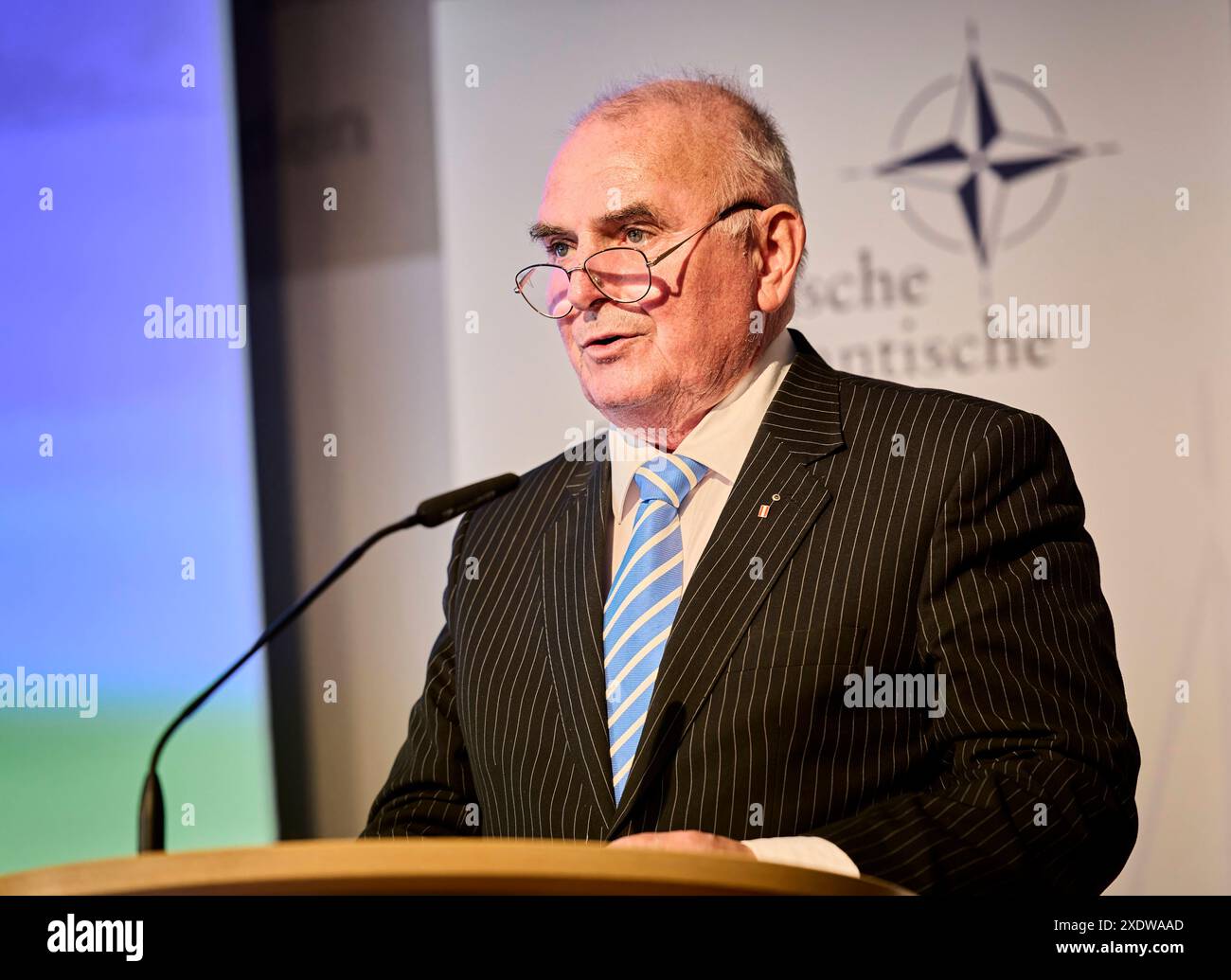 Carsten Jacobson - Clausewitz-Strategiegespräche : Perspektiven der Nuklearen Abschreckung EUR, Deutschland, Berlin, 24.06.2024 : Clausewitz-Strategiegespräche - Perspektiven der Nuklearen Abschreckung. Carsten Jacobson - Generalleutnant A.D. und Präsident der Clausewitz-Gesellschaft eröffnet die 19. Clausewitz-Strategiegespräche - eine Kooperation der Clausewitz-Gesellschaft und der Deutschen Atlantischen Gesellschaft in der Landesvertretung Sachsen-Anhalt beim Bund, erörtern das Thema : Nukleare Abschreckung, zuverlässig - wenn ja, wie Der russische Angriffskrieg und die Androhung eines atomare Banque D'Images