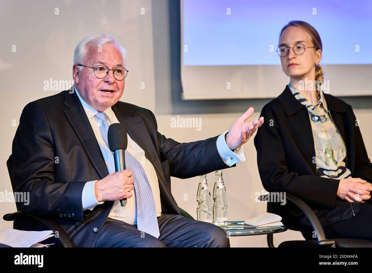 Michael Rühle Lydia Wachs - Clausewitz-Strategiegespräche : Perspektiven der Nuklearen Abschreckung EUR, Deutschland, Berlin, 24 juin 2024 : V.l.n.r. Michael Rühle - ehemaliger Leiter der Climate and Energy Security section der NATO, Lydia Wachs - Nuklearexpertin. Matrice 19. Clausewitz-Strategiegespräche - eine Kooperation der Clausewitz-Gesellschaft und der Deutschen Atlantischen Gesellschaft in der Landesvertretung Sachsen-Anhalt beim Bund, erörtern das Thema : Nukleare Abschreckung, zuverlässig - wenn ja, wie Der russische Angriffskrieg und die Androhung eines atomaren Erstschlags durch Wladimir P Banque D'Images
