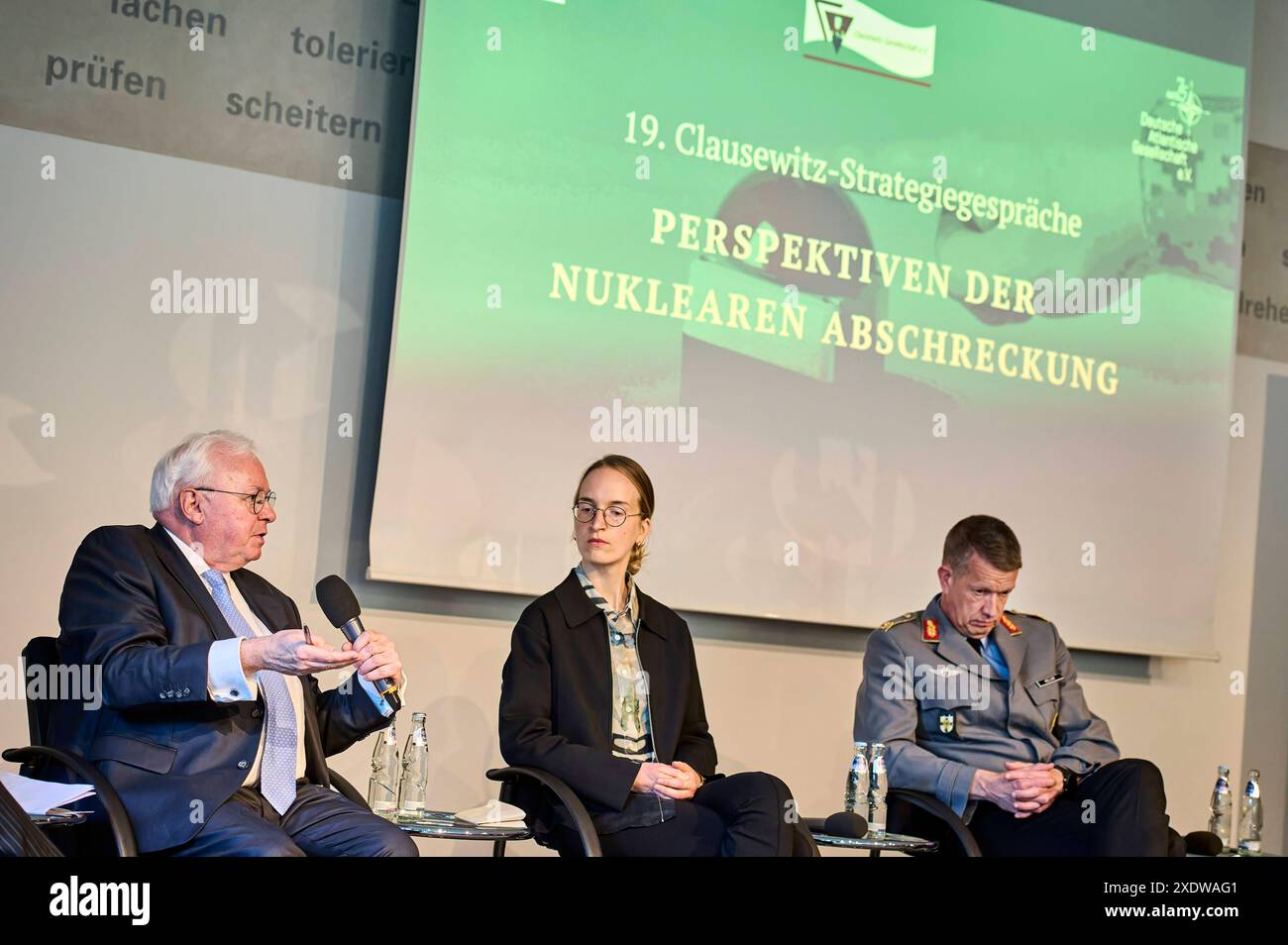 Clausewitz-Strategiegespräche : Perspektiven der Nuklearen Abschreckung EUR, Deutschland, Berlin, 24 juin 2024 : V.l.n.r. Michael Rühle - ehemaliger Leiter der Climate and Energy Security section der NATO, Lydia Wachs - Nuklearexpertin und Maik Keller, Brigadegeneral Ual Pol i im BMVg. Matrice 19. Clausewitz-Strategiegespräche - eine Kooperation der Clausewitz-Gesellschaft und der Deutschen Atlantischen Gesellschaft in der Landesvertretung Sachsen-Anhalt beim Bund, erörtern das Thema : Nukleare Abschreckung, zuverlässig - wenn ja, wie Der russische Angriffskrieg und die Androhung eines atomaren Erstsch Banque D'Images