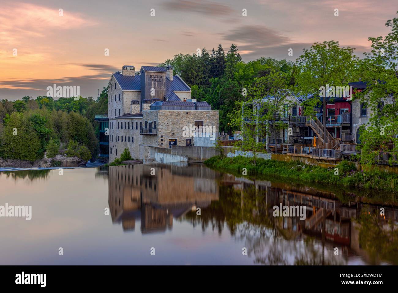 Le moulin historique d'Elora, niché dans une gorge, surplombe la rivière Grand dans le charmant village d'Elora, en Ontario. Banque D'Images