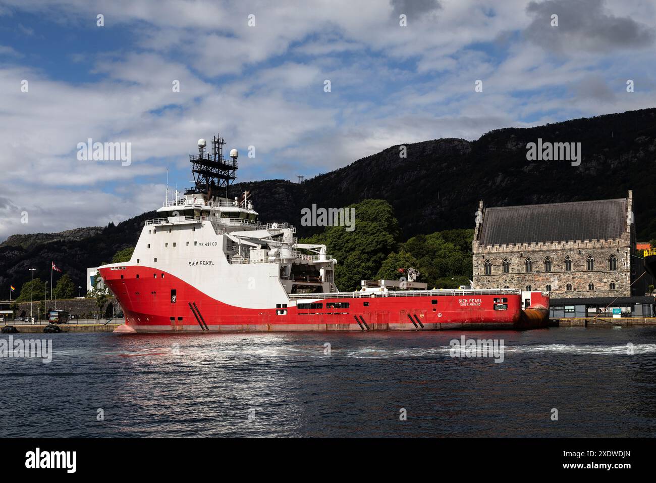 Navire ravitailleur de manutention d'ancres offshore AHTS Siem Pearl, à Festningskaien dans le port de Bergen, Norvège. Haakons Hall en arrière-plan Banque D'Images