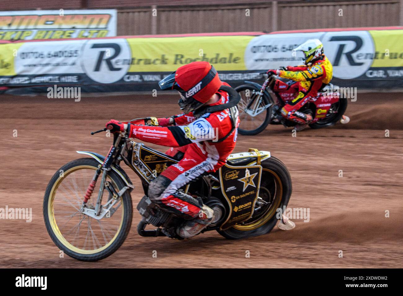 Norick Blodorn in Red de belle vue Aces se déplace à l'intérieur de Max Fricke in White des Leicester Lions lors du Rowe Motor Oil Premiership match entre belle vue Aces et Leicester Lions au National Speedway Stadium de Manchester le samedi 22 juin 2024. (Photo : Ian Charles | mi News) crédit : MI News & Sport /Alamy Live News Banque D'Images