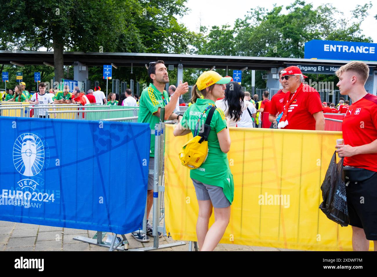 Fans de football, spectateurs UEFA EURO 2024, supporters se rassemblent devant l'entrée principale du stade, rempli d'excitation et d'anticipation, Francfort, Allemagne – J Banque D'Images