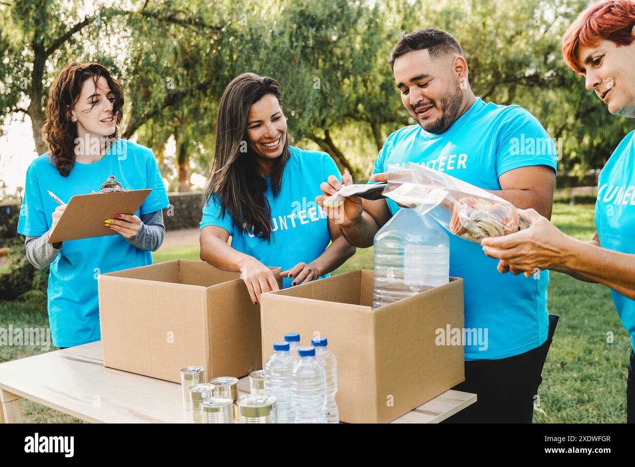 Des bénévoles collectent des marchandises et de la nourriture pour le service communautaire à Park City. Dons et concept de projet de charité Banque D'Images
