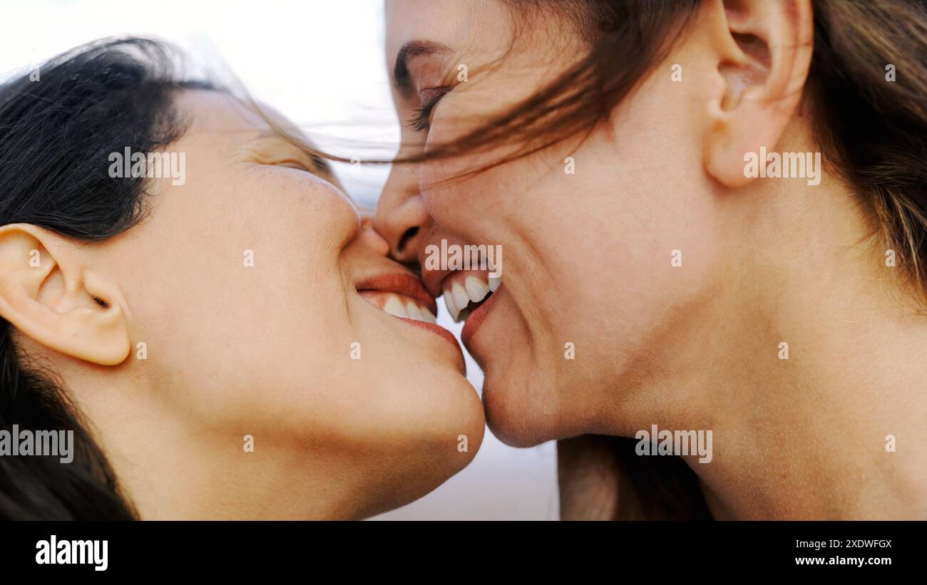 Couple de lesbiennes gay latino s'embrassant ensemble. Les femmes LGBTQ aiment et concept de relation Banque D'Images