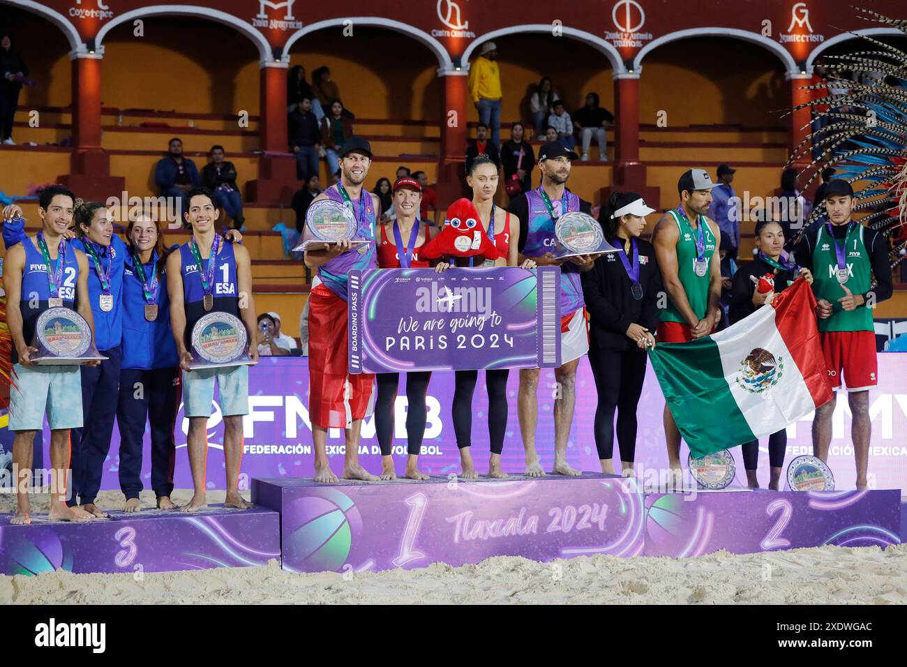 23 juin 2024, Tlaxcala, Ciudad de Mexico, Mexique : (de gauche à droite) Christopher Guardado, Allanis Nava, Maria GonzÃ¡lez et Yoel Guardado médaillés de bronze de l'équipe Porto Rico et El Salvador, médaillés d'or Samuel Schachter, Heather Bansley, Sophie Bukovec et Daniel Dearing de l'équipe Canada, médaillés d'argent Susana Torres, Juan Virgen, Atenas Gutiérrez et Ricardo Galindo de l’équipe Mexique posent pour les photos lors de la cérémonie de remise des médailles du tournoi de qualification olympique de volleyball de plage NORCECA 2024. (Crédit image : © Essene Hernandez/eyepix via ZUMA Press Wire) USAGE ÉDITORIAL SEULEMENT! Pas pour Banque D'Images