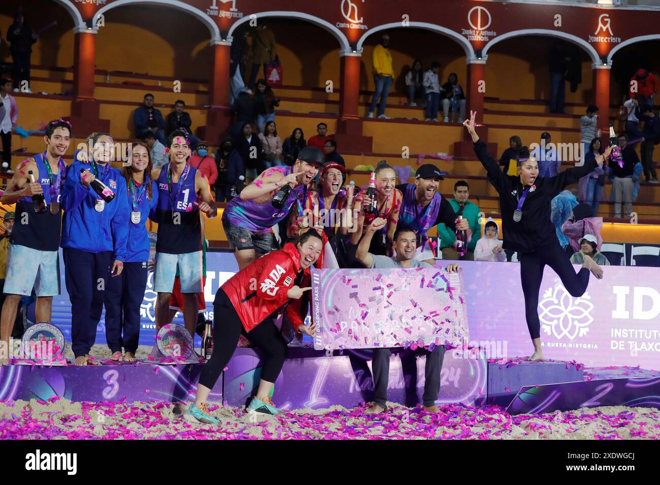 Tlaxcala, Ciudad de Mexico, Mexique. 23 juin 2024. (G-d) Christopher Guardado, Allanis Nava, Maria GonzÃ¡lez et Yoel Guardado médaillés de bronze de l’équipe Porto Rico et du Salvador, médaillés d’or Samuel Schachter, Heather Bansley, Sophie Bukovec et Daniel Dearing de l’équipe Canada, les médaillés d'argent Atenas Gutiérrez de l'équipe Mexique posent pour les photos lors de la cérémonie de remise des médailles du tournoi de qualification olympique de volleyball de plage NORCECA 2024. (Crédit image : © Essene Hernandez/eyepix via ZUMA Press Wire) USAGE ÉDITORIAL SEULEMENT! Non destiné à UN USAGE commercial ! Banque D'Images