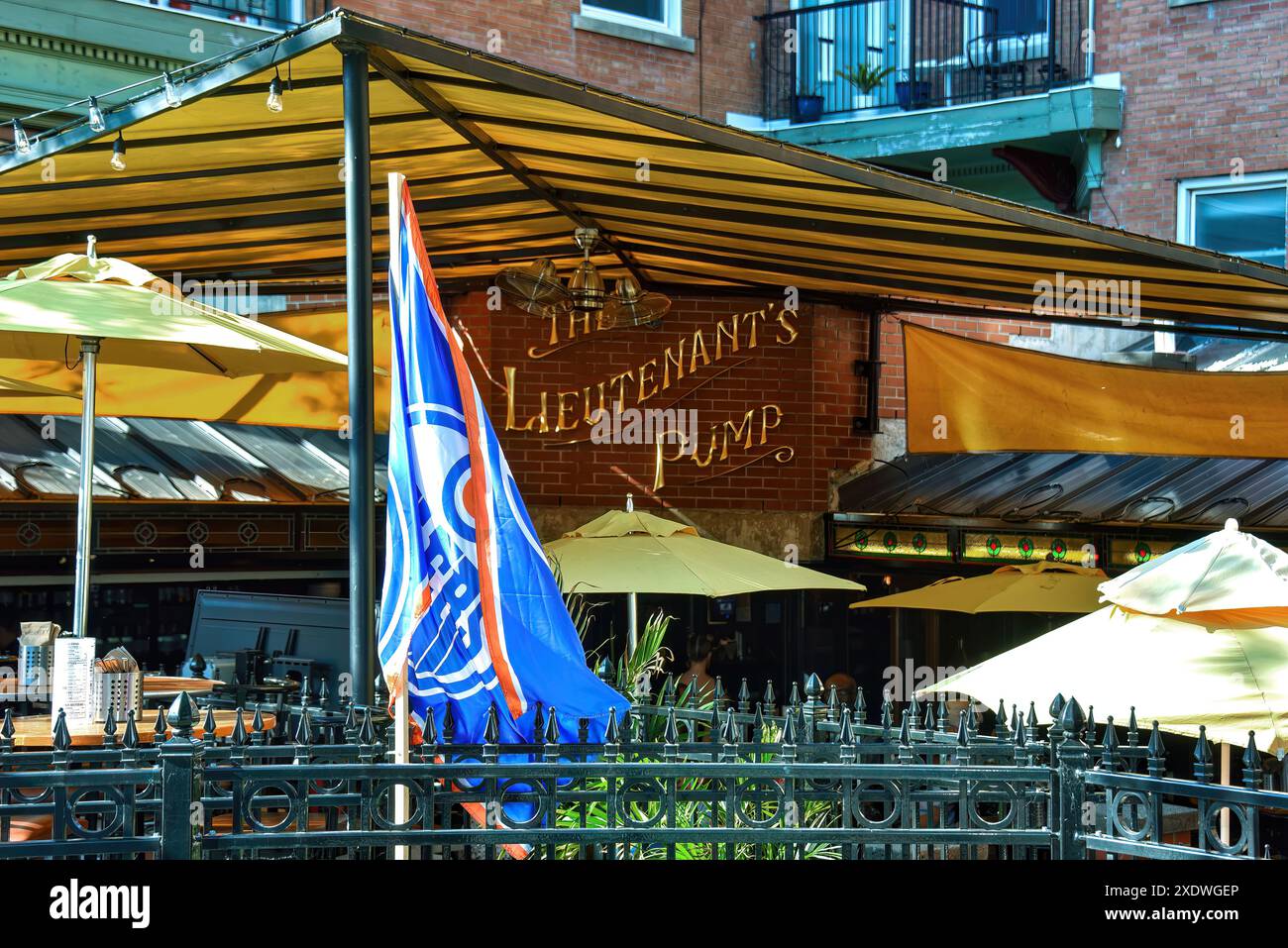 Ottawa, Canada - 24 juin 2024 : drapeau des Oilers d'Edmonton exposé à la pompe des lieutenants en préparation du match 7 de la finale de la Coupe Stanley qui se jouera ce soir-là. Edmonton est revenue d’un déficit de 0-3 pour égaliser le match et affronter les Panthers de la Floride pour la Coupe ce soir. Banque D'Images