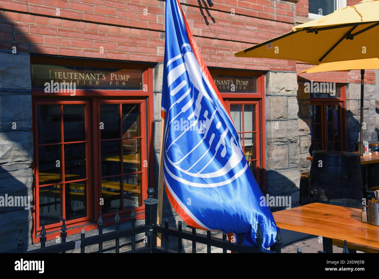 Ottawa, Canada - 24 juin 2024 : drapeau des Oilers d'Edmonton exposé à la pompe des lieutenants en préparation du match 7 de la finale de la Coupe Stanley qui se jouera ce soir-là. Edmonton est revenue d’un déficit de 0-3 pour égaliser le match et affronter les Panthers de la Floride pour la Coupe ce soir. Banque D'Images