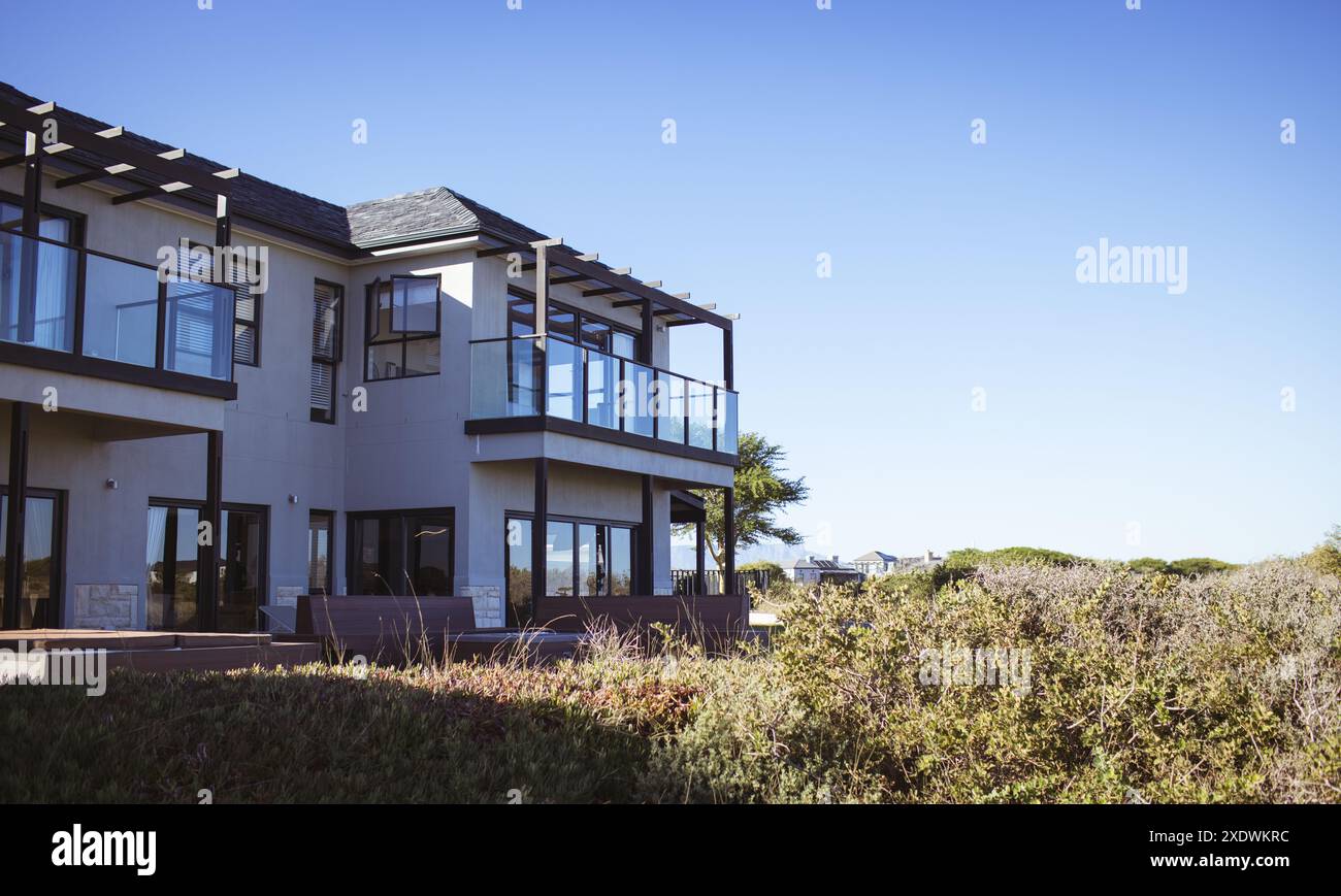 Maison moderne avec de grandes fenêtres et balcon donnant sur le paysage pittoresque, espace copie Banque D'Images