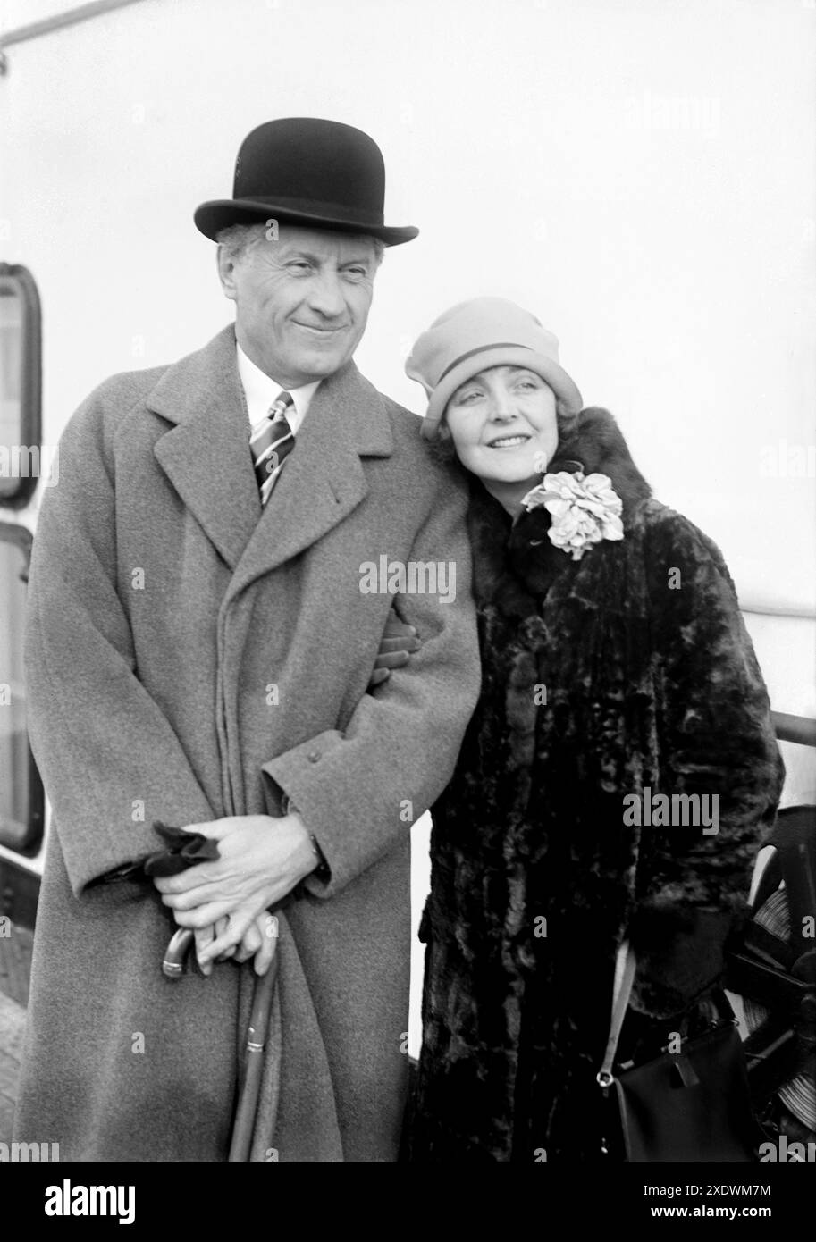 1926 , 11 mars , New York , Etats-Unis : le célèbre réalisateur américain FRED NIBLO ( 1874 - 1948 ) avec la 2ème épouse actrice ENID BENNETT ( 1893 - 1969 ), sur un paquebot dans le port de New York revenant de l'Europe . Réalisateur de films à succès comme SANG ET SABLE ( 1922 ) avec Rudolph Valentino ou BEN HUR ( 1925 ) avec Ramon Novarro . Photographe inconnu . - CINEMA MUTO - FILM MUET - REGISTA CINEMATOGRAFICO - portrait - ritratto - HISTOIRE - FOTO STORICHE - ATTRICE - TRANSATLANTICO - voyage - viaggio - marito e moglie - mari - pelliccia di visone - fourrure de vison - chapeau - cappello - mode - Mo Banque D'Images