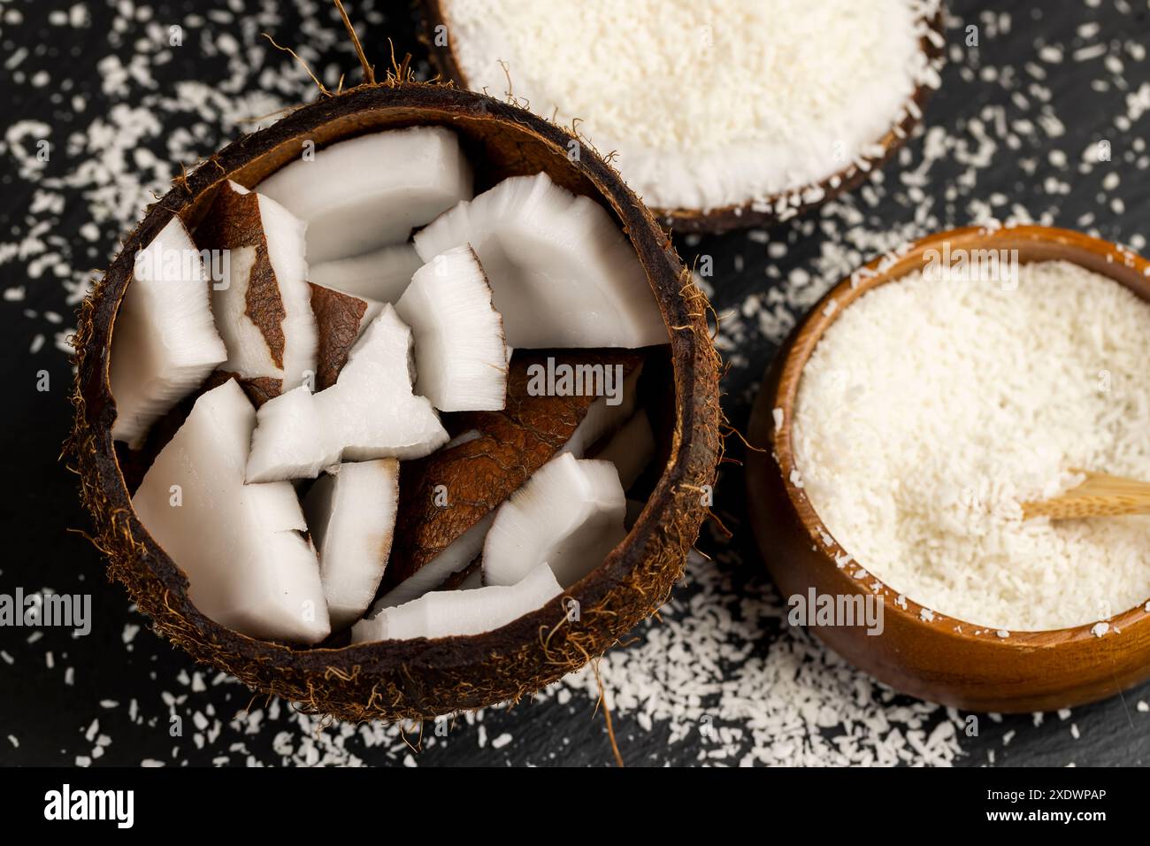 pulpe de noix de coco blanche et flocons de noix de coco séchés, dont un gros plan est utilisé dans la préparation de desserts Banque D'Images