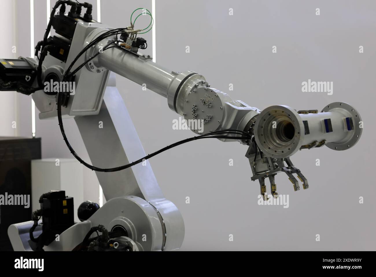 bras robotique industriel de fabrication 6 axes avec pièce à usiner. Mise au point sélective. Banque D'Images