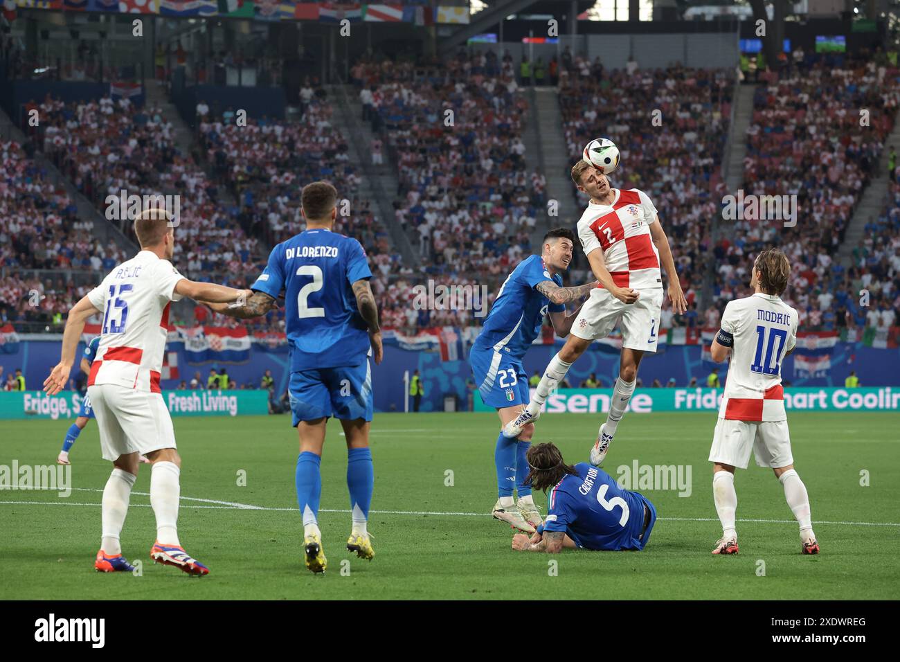 Leipzig, Allemagne. 24 juin 2024. Josip Stanisic, de Croatie, s'éloigne de Alessandro Bastoni, d'Italie, lors du match des Championnats d'Europe de l'UEFA au stade de Leipzig, Leipzig. Le crédit photo devrait se lire : Jonathan Moscrop/Sportimage crédit : Sportimage Ltd/Alamy Live News Banque D'Images