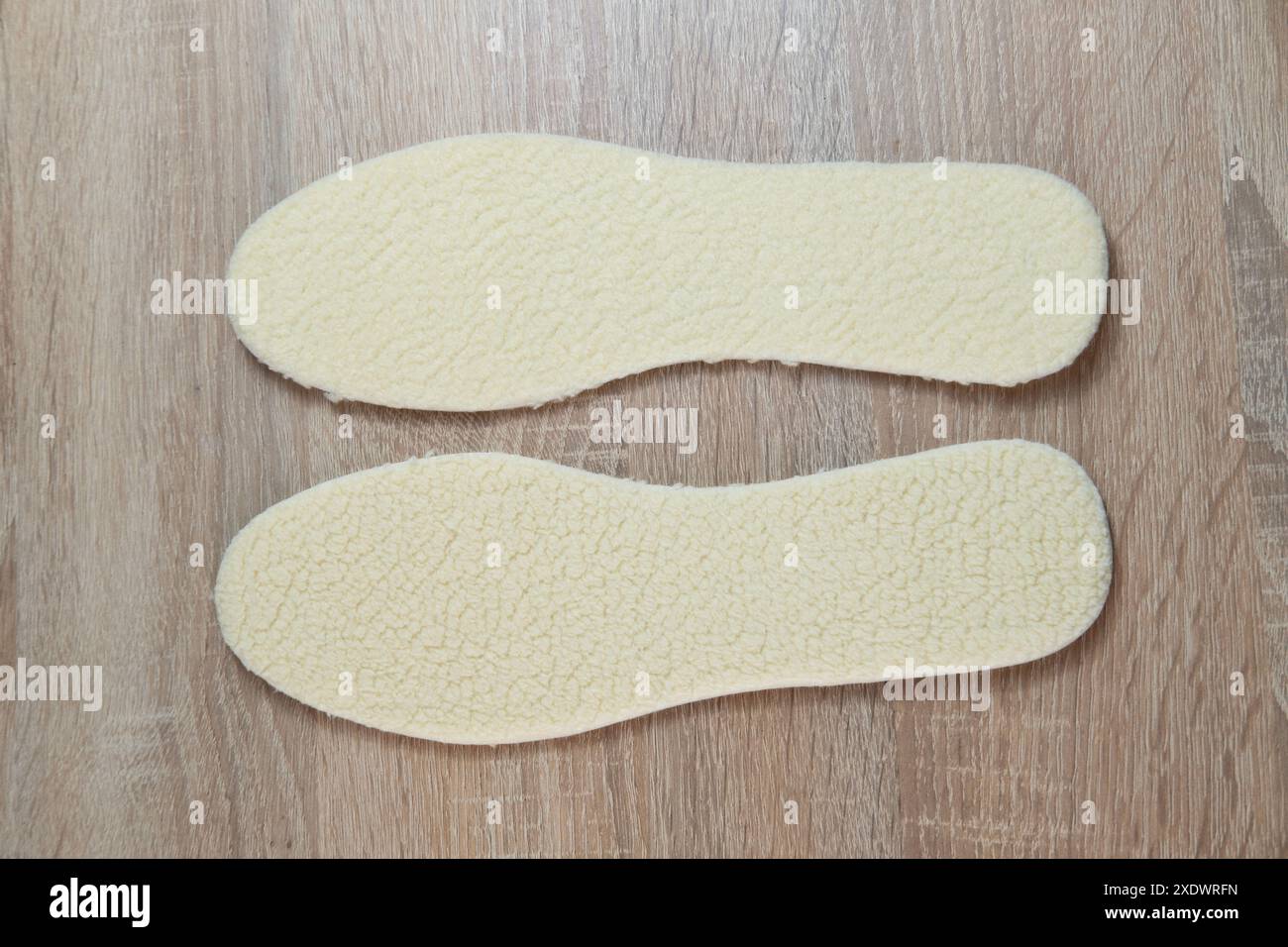 Semelles intérieures en peau de mouton blanche naturelle offrant chaleur et confort pour les pieds, idéales pour les chaussures d'hiver, douceur et soutien Banque D'Images