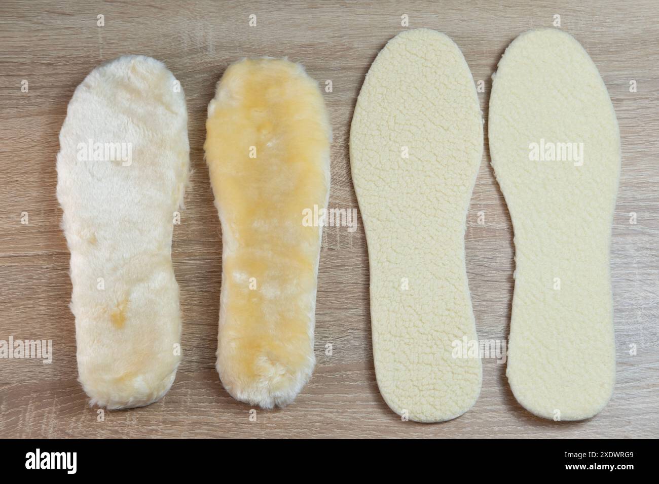 Semelles intérieures en peau de mouton blanche naturelle offrant chaleur et confort pour les pieds, idéales pour les chaussures d'hiver, douceur et soutien Banque D'Images