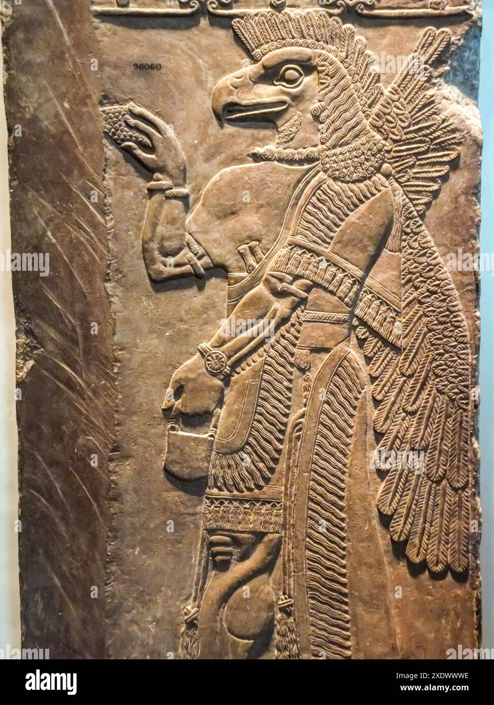 Une ancienne sculpture en relief de la divinité assyrienne Nisroch, également connue sous le nom de Ninurta ou Ningirsu, exposée au British Museum de Londres, Angleterre, Royaume-Uni. Banque D'Images