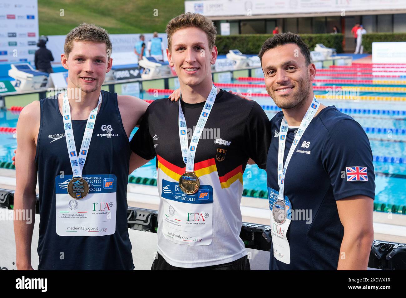 Rome, Italie. 23 juin 2024. Lukas Maertens (GER) (C), James Guy (GBR) (R), Duncan William Scott (GBR) (l), vus avec leurs médailles pour le podium masculin du 200m libre au 60e Settecolli Swimming International. (Photo de Davide Di Lalla/SOPA images/SIPA USA) crédit : SIPA USA/Alamy Live News Banque D'Images