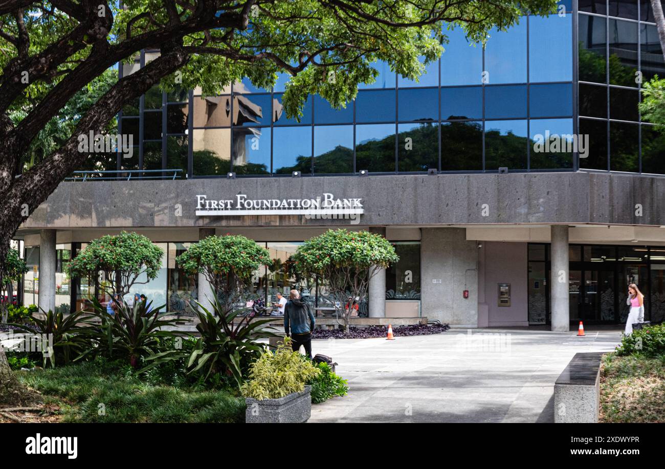 Honolulu, Hawaï - 23 février 2024 : vue extérieure de la First Foundation Bank d'Hawaï, située au 500 Ala Moana Blvd. Banque D'Images