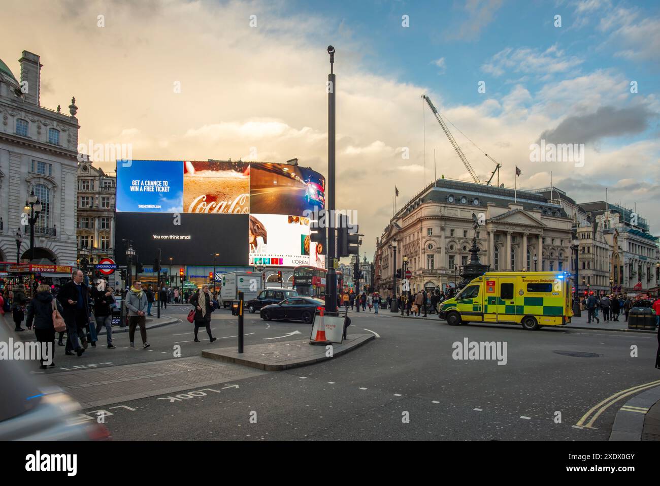 Piccadilly Circus est un carrefour routier et un espace public du West End de Londres dans la ville de Westminster. Banque D'Images