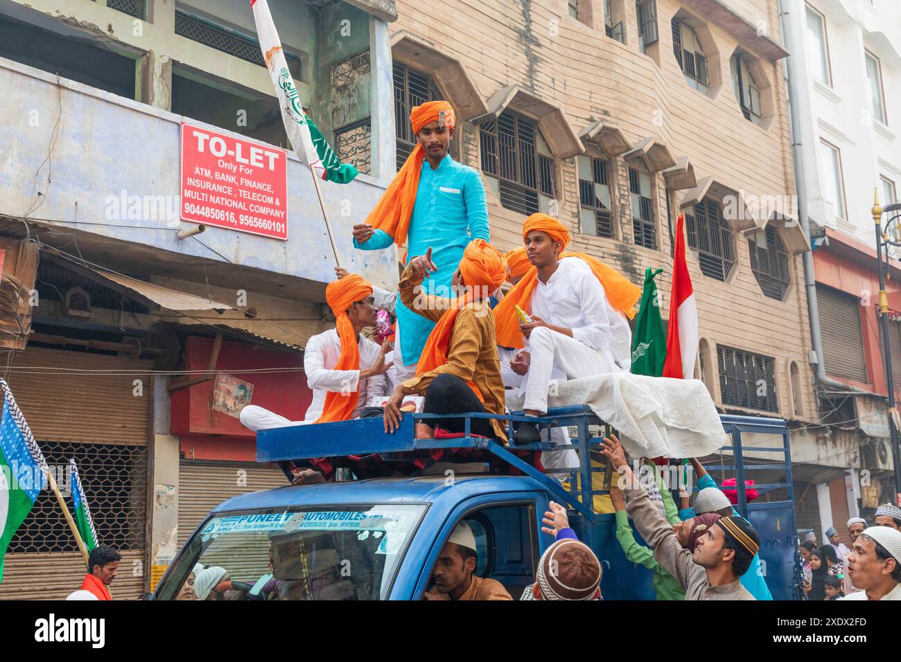 Inde, Uttar Pradesh, Varanasi. Les musulmans célèbrent l'anniversaire du Prophète avec un défilé dans les rues. Banque D'Images