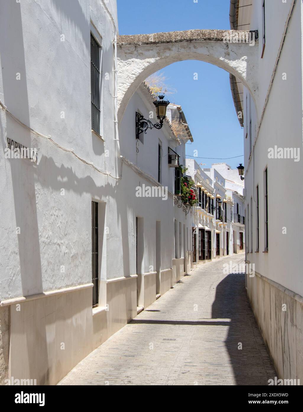 Rue blanche typique des villes du sud de l'Espagne, celle-ci est à Osuna, une belle ville dans la province de Séville Banque D'Images