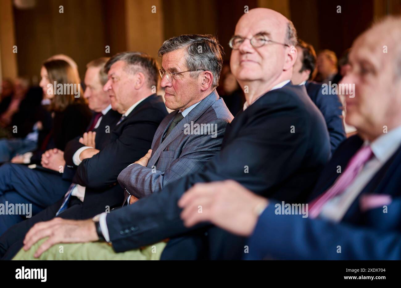 Rainer Meyer zum Felde - Clausewitz-Strategiegespräche : Perspektiven der Nuklearen Abschreckung EUR, Deutschland, Berlin, 24.06.2024 : Rainer Meyer zum Felde mitte ehemaliger Brigadegeneral der Ständigen Vertretung der Bundesrepublik Deutschland BEI der NATO in Brüssel. Matrice 19. Clausewitz-Strategiegespräche - eine Kooperation der Clausewitz-Gesellschaft und der Deutschen Atlantischen Gesellschaft in der Landesvertretung Sachsen-Anhalt beim Bund, erörtern das Thema : Nukleare Abschreckung, zuverlässig - wenn ja, wie Der russische Angriffskrieg und die Androhung eines atomaren Erstschlags durch WL Banque D'Images
