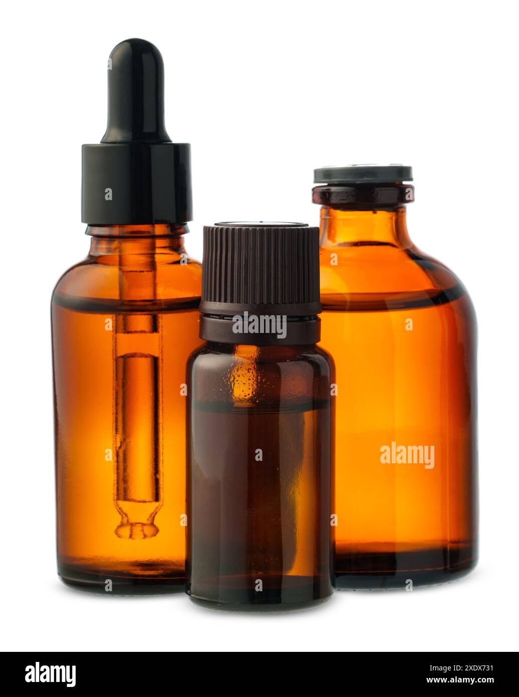 Trois bouteilles en verre ambré avec Dropper Tops sur fond blanc Banque D'Images