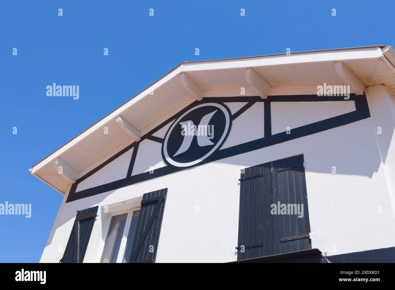 Bordeaux , France - 06 23 2024 : marque logo Hurley et signe texte sur le mur de façade magasin vêtements de mode sur lifestyle skate et magasin de planches amusantes Banque D'Images