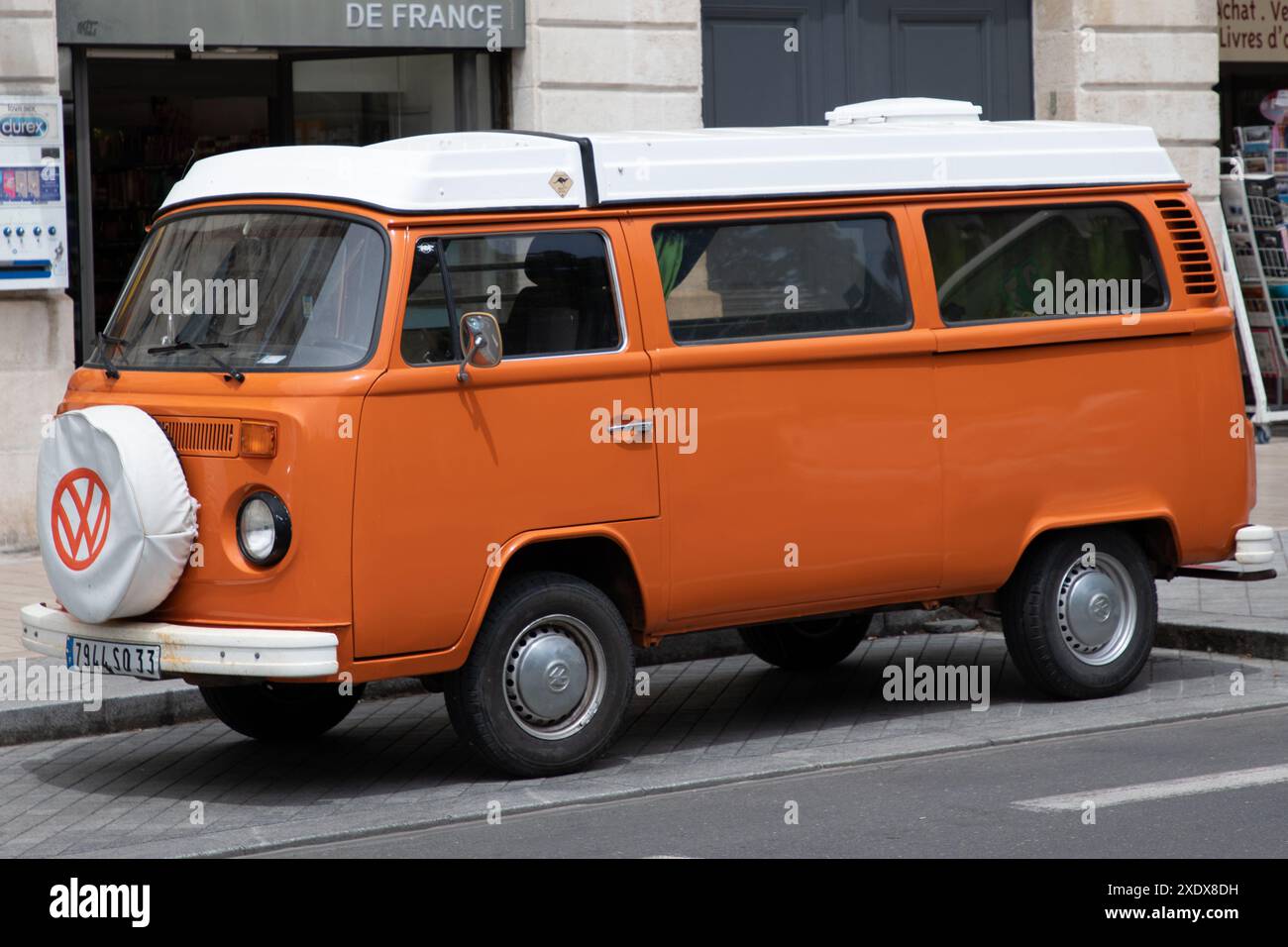 Bordeaux , France - 06 23 2024 : marque de logo vw sur camping-car westfalia bus Volkswagen auto text badge sur véhicule de collection Banque D'Images