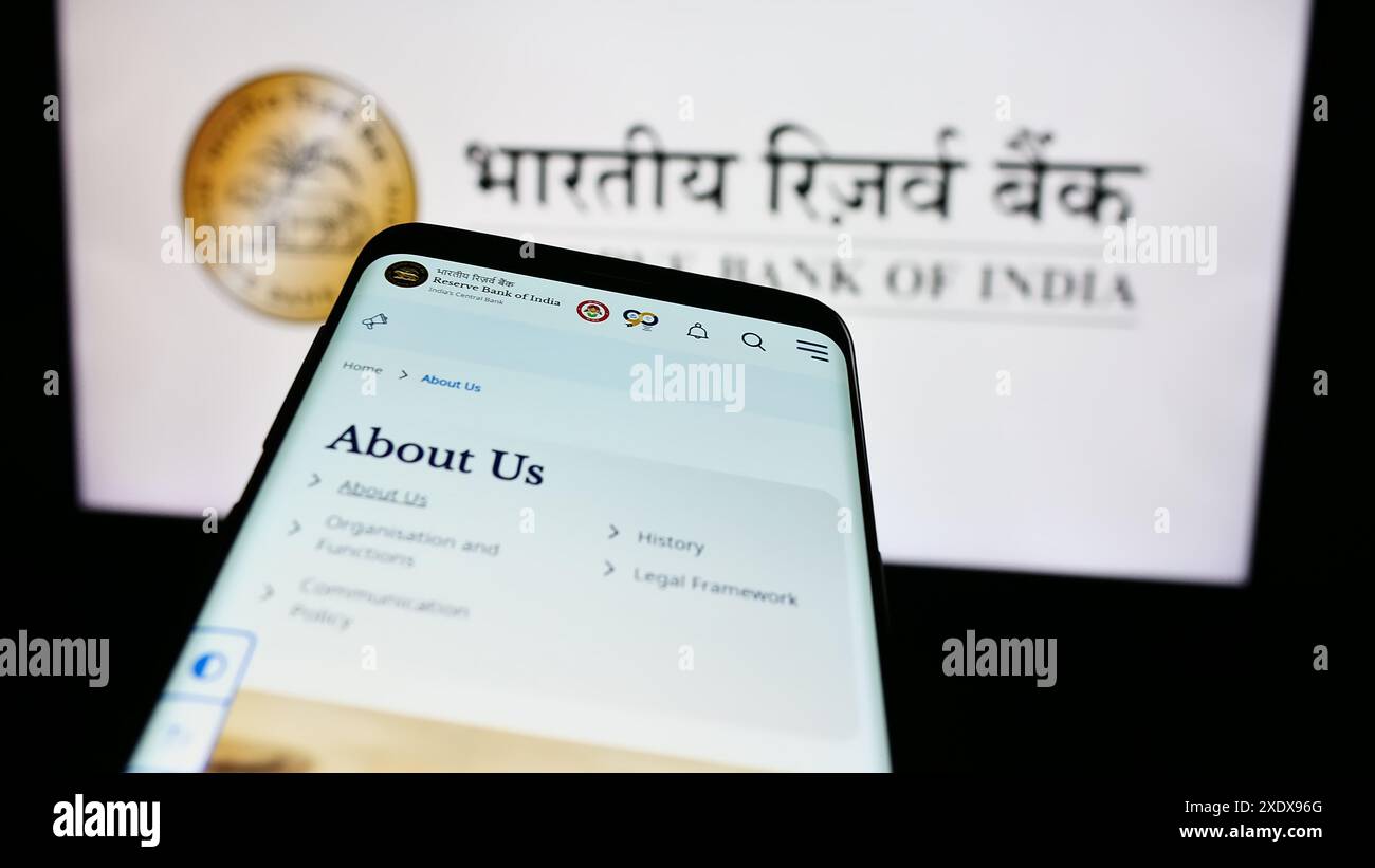 Smartphone avec le site Web de la banque centrale indienne Reserve Bank of India (RBI) devant le logo. Concentrez-vous sur le coin supérieur gauche de l'écran du téléphone. Banque D'Images