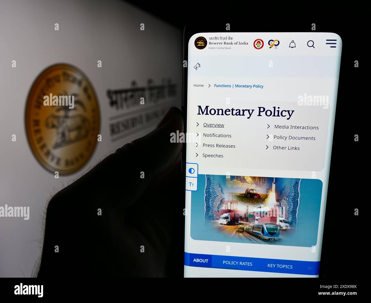 Personne tenant le téléphone portable avec la page Web de la banque centrale indienne Reserve Bank of India (RBI) devant le logo. Concentrez-vous sur le centre de l'écran du téléphone. Banque D'Images