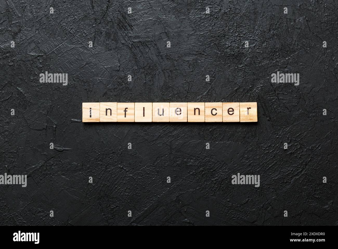 Influenceur mot écrit sur une cale en bois. influenceur texte sur table, concept. Banque D'Images