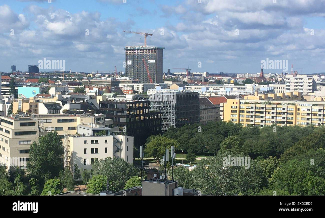 Postbank Tower - Dach weg, Fassade ab, für Rooftop-Bar und Büros neuer nom M50 - Der Design Tower Hoehe 89 m, 23 Geschosse, Landwehrkanal, Berlin, Kreuzberg, Hallesches Ufer, Grossbeerenstrasse, Moeckernstrasse, Möckernstrasse, Eigentümer Degewo Berlin und Art-Invest Real Estate Köln, Fotoaufnahme 09.06.2024 09:24 *** Postbank Tower Roof Gone, façade off, for Rooftop bar and bureaux New name M50 The Design Tower height 89 m, 23 étages, Landwehrkanal, Berlin, Kreuzberg, Hallesches Ufer, Grossbeerenstrasse, Moeckernstrasse, Möckernstrasse, propriétaire Degewo Berlin et Art Invest Real Estate Cologne, Banque D'Images