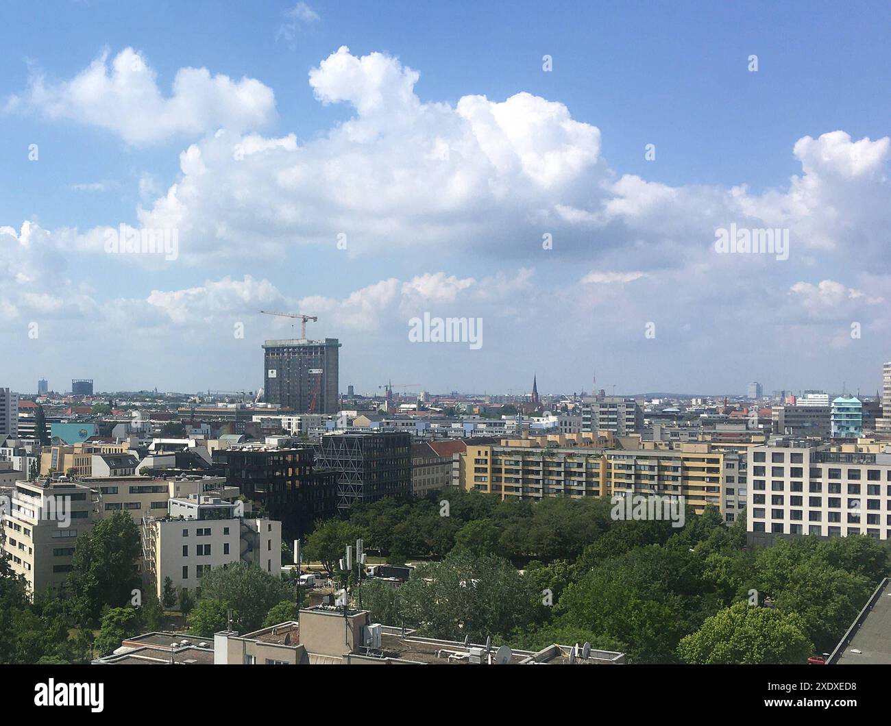 Postbank Tower - Dach weg, Fassade ab, für Rooftop-Bar und Büros neuer nom M50 - Der Design Tower Hoehe 89 m, 23 Geschosse, Landwehrkanal, Berlin, Kreuzberg, Hallesches Ufer, Grossbeerenstrasse, Moeckernstrasse, Möckernstrasse, Eigentümer Degewo Berlin und Art-Invest Real Estate Köln, Fotoaunahme 23.05.2024 11:46 *** Postbank Tower off, façade off, for Rooftop bar and bureaux New name M50 The Design Tower height 89 m, 23 étages, Landwehrkanal, Berlin, Kreuzberg, Hallesches Ufer, Grossbeerenstrasse, Moeckernstrasse, Möckernstrasse, propriétaire Degewo Berlin et Art Invest Real Estate Cologne, p Banque D'Images